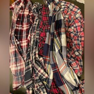 Lot - Women’s flannel shirts - size small & medium - five flannels total